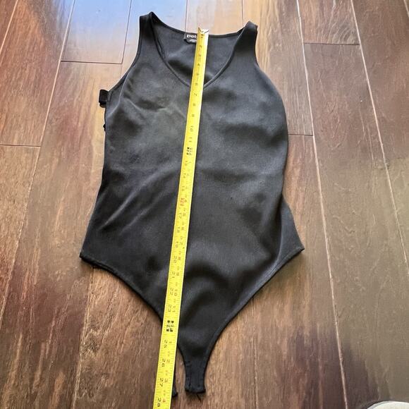 Bebe black ribbed knit V-neck tank top bodysuit M strappy cut-outs on the sides - Picture 7 of 7